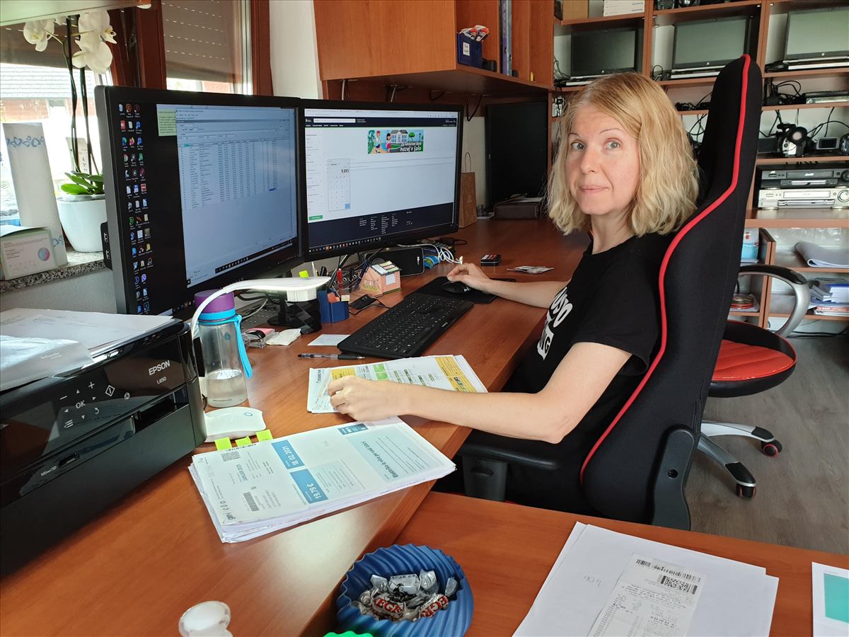 Kristina Meglenov pri delu z naročili digitalizacije